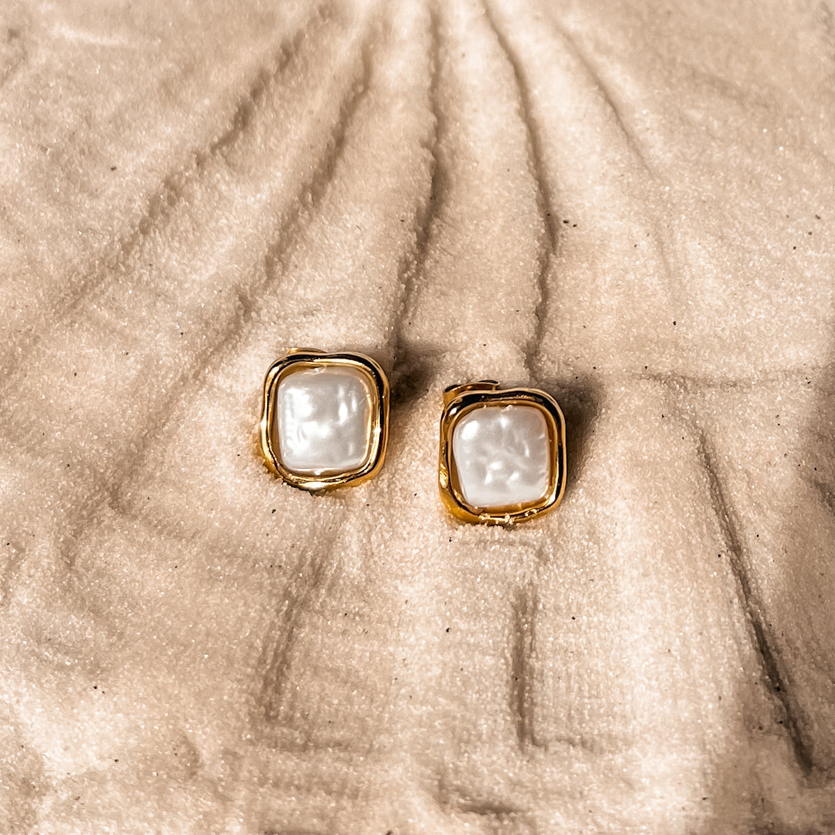 Flat Pearl Earring