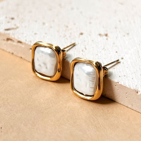 Flat Pearl Earring